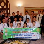 นักเรียนที่ได้รับรางวัลทีมยอดเยี่ยม FLL 2010 เข้าพบนายกรัฐมนตรี